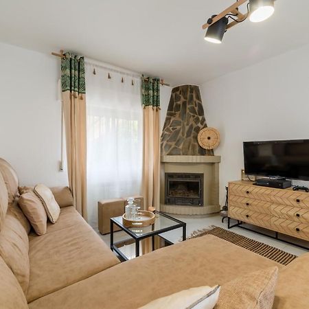 Chalet Con Piscina En Entorno Idilico ลาซูเบีย ภายนอก รูปภาพ