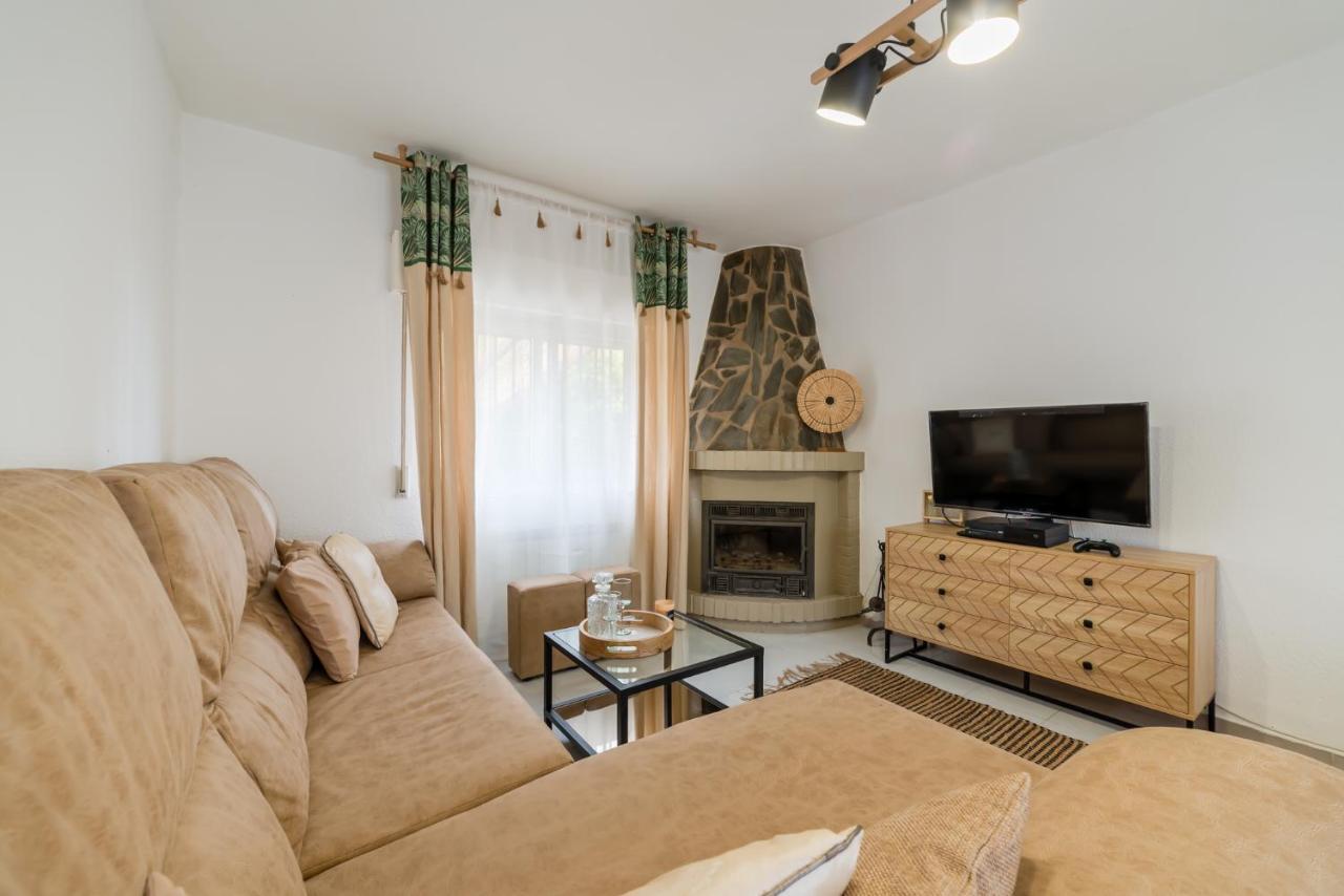 Chalet Con Piscina En Entorno Idilico ลาซูเบีย ภายนอก รูปภาพ